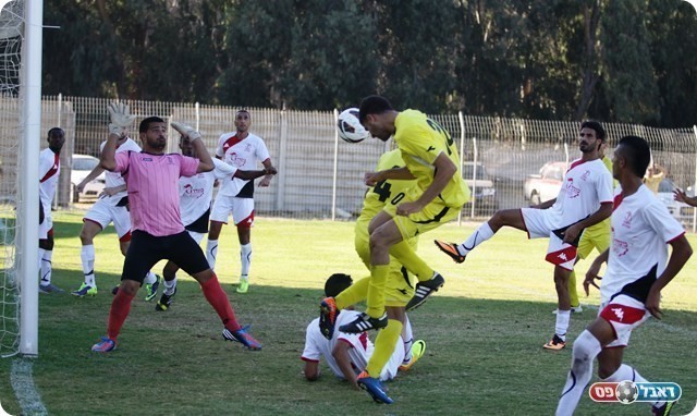 בריק כובש בנגיחה את שער הנצחון של נהריה